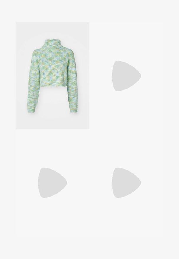 ONLY ONLELOISE CROP ROLLNECK - Pulóver - absinthe green; Sötétkék denim széles lábú farmernadrág. Öt zsebbel, övhurkokkal és nyers szegéllyel az alján, amelyen látható varrási részletek találhatók.; Ezüst színű, magas sarkú szandál, csillogó pánt dizájnnal, gyöngyszerű díszítéssel és spirális bokapánttal a biztos illeszkedés érdekében.; Fekete bőrtáska ívelt formával, levehető pánttal és arany színű fémrészekkel. A táskán egy csattal díszített fedél található.