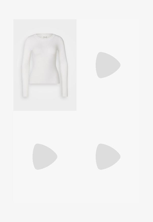 Weißes langärmliges Rippoberteil mit rundem Halsausschnitt. Der Stoff ist glatt, mit einer subtilen Textur und einer figurbetonten Passform. Keine sichtbaren Beschläge oder Muster.; Schwarze hochtaillierte Jeans mit einem Knopf- und Reißverschluss, Fronttaschen und ausgestellten Beinen, flach auf einem weißen Hintergrund ausgelegt.; Schwarze Wildledersneaker mit weißen Streifen und Akzenten, rundlicher Zehenbereich, Sohlen aus braunem Gummi, kombiniert mit weißen, gerippten Sneakersocken.; Braune Leder-Tote mit glatter Textur, offenem Oberteil und zwei Schulterriemen. Verfügt über minimale Nähte und keine sichtbaren Beschläge.