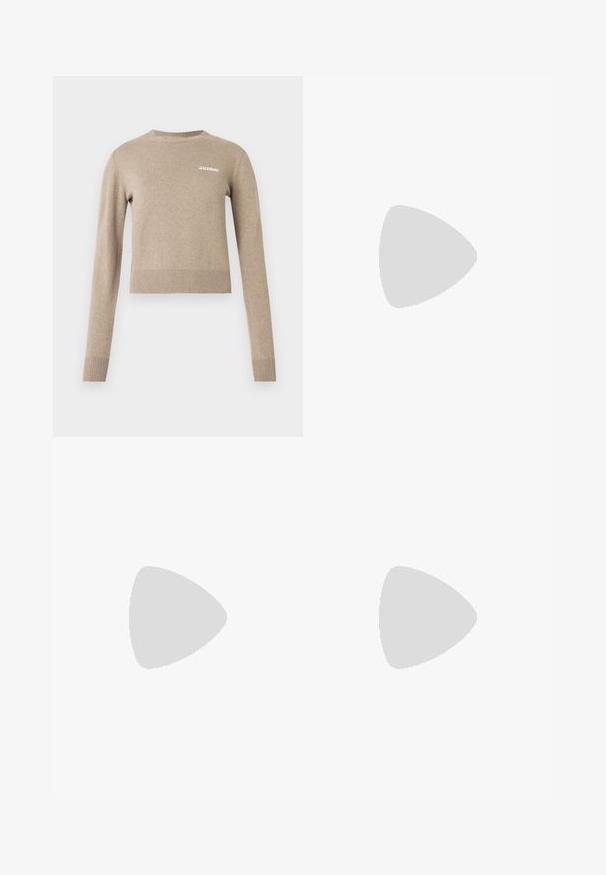 Beige strikket genser med lange ermer, rund hals, ribbestrikkede mansjetter og kant, med liten hvit tekstlogo på forsiden.; Beige videbukser laget av glatt stoff, med frontbrett, skreddersydd midjebånd og sidelommer. Ren kantfinish.; Hvit ankelstøvel laget av glatt lær med spiss tå og en kort, taperende hæl. Har et minimalistisk design og sømløs overdel.; Brun semsket håndveske med en samlet design, som har en enkelt tan lærrem og en subtil gull logo detalj på forsiden.