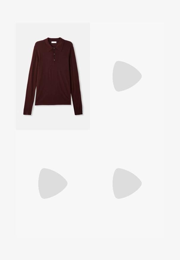 Langärmliges, tiefburgunderfarbenes Poloshirt aus weichem Stoff. Mit klassischem Kragen, dreifacher Knopfleiste und taillierten Bündchen.; Weißes Langarm-Hemd mit Knöpfen aus Baumwolle, ausgestattet mit einer Brusttasche mit tonalem Stickerei, einem Kragen und Knopfmanschetten.; Braune, hochtaillierte Hose aus strukturiertem Stoff. Mit weitem Bein und zwei vorderen Bügelfalten für zusätzliche Form. Saubere Verarbeitung ohne sichtbare Hardware.; Schwarze Lederloafers mit glatter Textur, rundem Zehenbereich und einem dekorativen Riemen über dem Vorderfuß. Niedriger, gestapelter Absatz, minimalistisches Design.