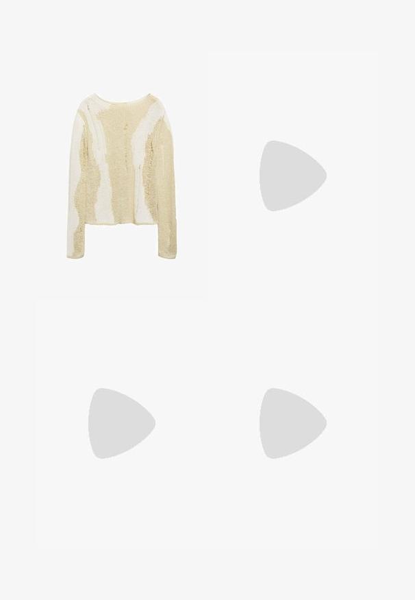 Mango Trui - off-white; Beige wijde broek gemaakt van duurzaam materiaal, met grote voorkzoekers, een gevlochten riem en subtiele stiksels.; Bruine suède cowboylaarzen met een puntenneus, voorzien van een middelhoog blokhak en eenvoudige stiksel langs de zijnaad.; Bruine leren schoudertas met een gebogen vorm, gouden hardware en een gespaccent. Bevat een afneembare schouderriem.