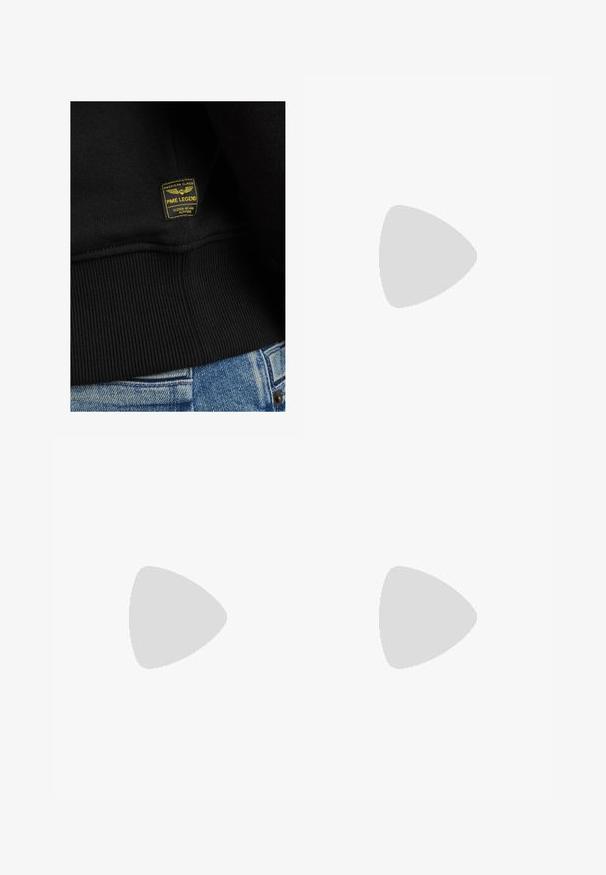 Černá mikina se žebrovaným spodním lemem a strukturovanou tkaninou. Žlutá značka PME Legend s křídly a textem "Testováno ve velkých výškách".; Bílý krátký rukáv tričko s pružnou strukturou. Kulatý výstřih, volný střih, bez viditelných vzorů nebo detailů. Jednoduchý a univerzální design.; Béžové džíny z denimu se středně širokým střihem, vybavené předními kapsami, kovovým zapínáním na knoflík a jemnou texturou.; Světle hnědé suede boty s kulatou špičkou, prošívanými detaily a ribbovanou hnědou gumovou podrážkou. Disponují bočním štítkem s logem "Clarks".