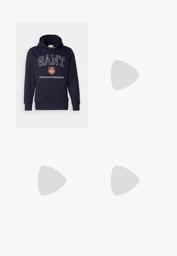 Felpa con cappuccio blu navy con tasca anteriore a marsupio. Presenta il testo bianco "GANT" e il logo con "USA" e "American Sportswear" stampati in basso.; T-shirt nera a maniche corte realizzata in un tessuto morbido, con scollatura rotonda e un logo discreto sul davanti. Il colletto interno presenta un accento arancione.; Jeans in denim blu con vita alta, design a gamba dritta e leggera sbiaditura. Presentano il classico stile a cinque tasche e chiusura con zip.; Sneaker nera con tomaia in pelle liscia, punta rotonda, lacci piatti, collare imbottito e design minimalista. Suola in gomma con un delicato motivo a rilievo.