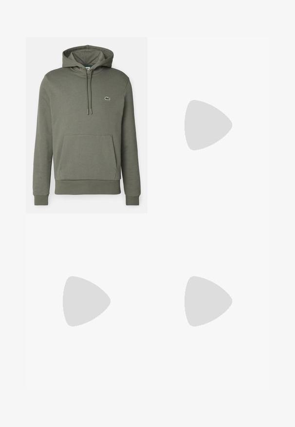 Sudadera con capucha en color verde olivo, fabricada con un tejido suave, que presenta un bolsillo tipo canguro, cordón ajustable y un pequeño logo bordado en el pecho.; Jeans de mezclilla azul claro con un corte amplio, piernas rectas, diseño de cinco bolsillos y cierre de botón en la cintura. Detalle de costura minimalista.; Zapatillas Lacoste en gris oscuro con material de malla y sintético, que cuentan con una suela texturizada y detalles en marrón en el cuello y la marca.; Riñonera en estampado de tie-dye azul oscuro con cremallera en la parte superior, material texturizado y un detalle de logotipo prominente en la parte frontal.