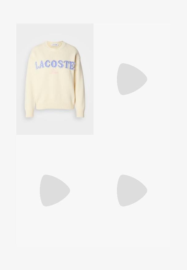 Kreme krēslu ar apaļu kakla izgriezumu, ribotu piedurkņu un apakšmalu. "LACOSTE" pūkainā zilā burtnīcā un "Parīze" maigi rozā centrēta priekšpusē.; Gaiši zili augstās jostas vidukļa platās bikses ar priekšējo pogu un rāvējslēdzēju, priekšējām un aizmugurējām kabatām uz baltā fona.; Ivoza patenta ādas baleta kurpes ar divām dekoratīvām jostām un zelta pogām, ar noapaļotu pirkstu un zemu blokveida papēdi.; Tortīšu sarkstainas saulesbrilles ar taisnstūra zaļām lēcām. Bieza rāmja dizainā ir zelta akcenti uz tempļiem. Gluda tekstūra un stūrains dizains.