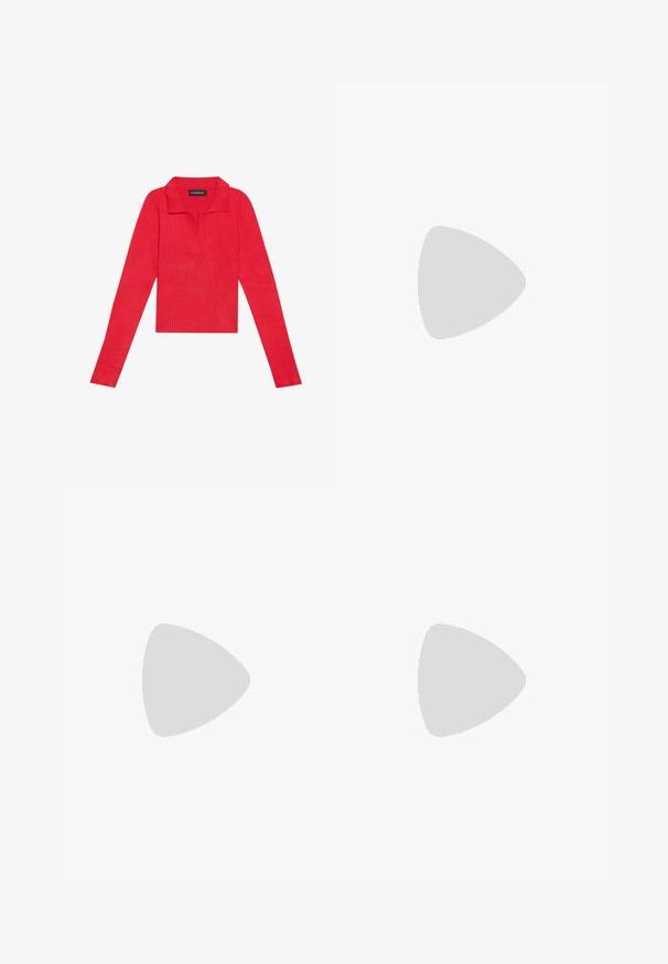 Rotes, geripptes Langarmshirt mit Kragen und Knopfleiste, das über ein körpernahes Design und eine glatte Textur verfügt. Etikett im Inneren des Kragens sichtbar.; Schwarze weit geschnittene Jeans aus Denim, mit kleinen gepunkteten Mustern, klassischem Fünf-Taschen-Design und einem Knopf- und Reißverschluss.; Weiße Sportschuhe mit grauen Akzenten, schwarzer Gummisohle und weißen Schnürsenkeln, kombiniert mit hellgrauen gerippten Socken, auf einer grünen Oberfläche platziert.; Weiße Lederhandtasche mit geschwungener Form, verstellbarem Tragegurt und einem kleinen Schnallendetail. Das Modell trägt ein enges schwarzes Outfit.