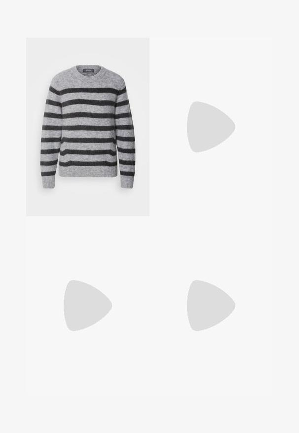 Mos Mosh THORA STRIPE CREWNECK - Pulover - sharkskin; Pantaloni negri dintr-un amestec de bumbac, cu un design drept, închidere frontală cu buton și două buzunare laterale. Textură netedă, fără modele vizibile.; Bocanci negri la gleznă cu un finisaj lucios, vârf pătrat, toc bloc și panou elastic lateral. Asortați cu pantaloni negri îngustați.; Geantă de umăr din piele neagră, cu o formă plată, accente de metal auriu și o curea ajustabilă. Textură netedă cu detalii de cusătură minime.