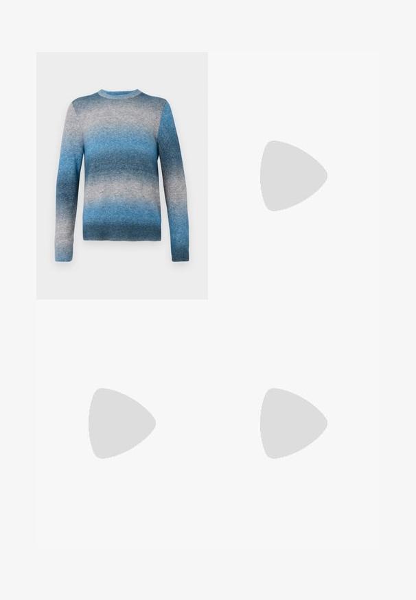Sinje moderirana pulover v modrih odtenkih, izdelan iz mehkega materiala, z okrožnim izrezom, dolgimi rokavi in rebrastim robom. Barve segajo od svetlo do temno modre.; Bela bombažna srajca z dolgimi rokavi in okroglo ovratnikom, z bočnimi razporki na dnu in gladko teksturo, prikazana s hrbtne strani.; Svetlo modre denim kavbojke s ravno nogavico, petimi žepi, z gumbom za zapiranje, minimalnim zbledelostjo in kontrastnimi šivi.; Bela športna obutev z gladkim usnjenim zgornjim delom in nizkim profilom. Ima zaokrožen nos, šest lukenj za vezalke in teksturiran gumijast podplat.
