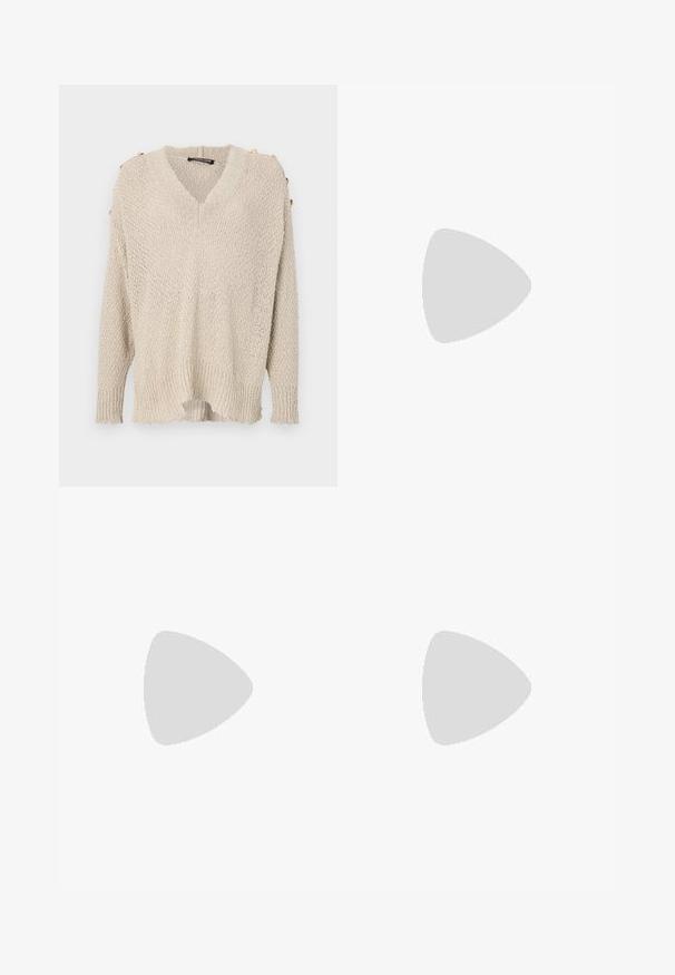 Pull en tricot beige avec un col en V, une conception à épaules tombantes et un ourlet côtelé. Doté de boutons dorés sur les épaules et d'un tissu texturé et ample.; Pantalons noirs à jambes larges avec une texture lisse, dotés d'une taille haute et de plis centraux. Pas de motifs visibles ni de détails en matériel.; Bottes en cuir noir arrivant jusqu'aux genoux avec un bout pointu et un talon aiguille fin. Texture lisse avec un design ajusté et des coutures au bord supérieur.; Sac à main en simili cuir noir avec une finition texturée, doté d'un accent en perles argentées le long de la anse supérieure et d'une bandoulière en chaîne.