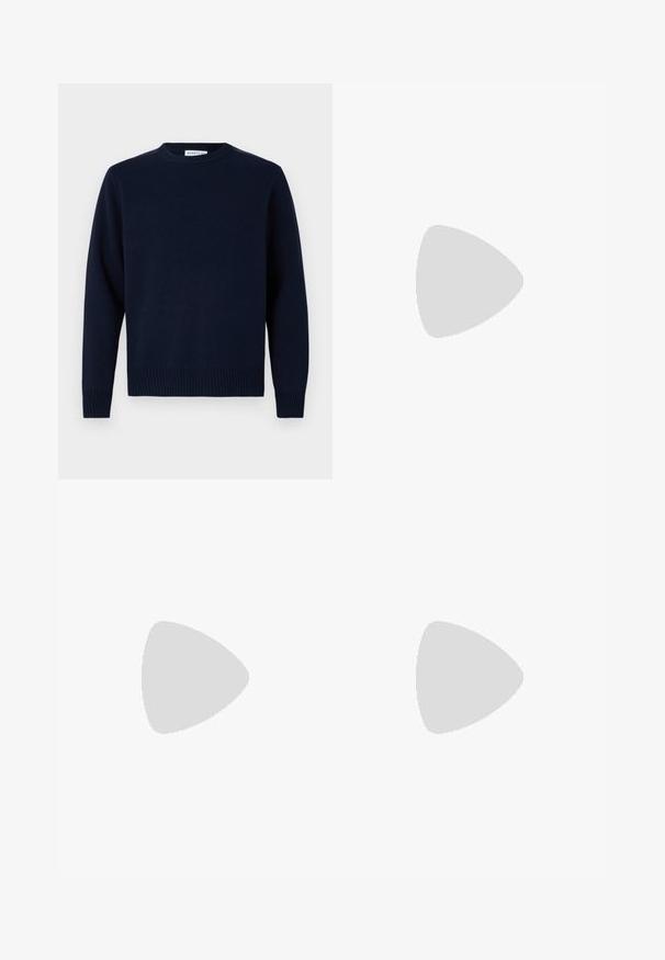 Pull bleu marine avec un col rond, des poignets et un ourlet côtelés. Fabriqué en matériau tricoté doux, avec un design simple et classique.; Pantalons cargo noirs en coton à coupe ample, dotés de deux poches latérales et de texte brodé sur la jambe gauche.; Stuart Weitzman CLUB CLASSIC PENNY LOAFER - Mocassins de ville - black; Sac à bandoulière en cuir noir avec une poche avant zippée, logo embossé et une bandoulière ajustable. Texture lisse avec une forme structurée.