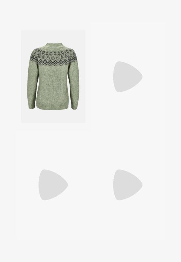 Groen gebreid trui met hoge kraag, voorzien van een donker patroon op de yoke en geribbelde manchetten, gemaakt van een zachte, gestructureerde wolmix.; Klassieke blauwe denim jeans met een rechte pijp, vijf zakken en een knoopsluiting. Heeft een middelgrote wasbeurt en stevige textuur.; Witte leren sneaker met beige suède accenten, geperforeerde neus, platte veters en een gestructureerde crèmekleurige zool. Heeft subtiele branding op de hak.; Zwarte nepleer handtas met een krokodillenstructuur, opgedroogde bovenkant en een gekreukte hengsel. Het lijkt zacht en compact van ontwerp.