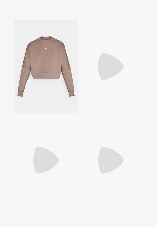 Sweatshirt de mangas longas, cortado, em tecido castanho suave, com um decote alto e o logotipo branco da Nike no peito. Textura suave e design ajustado.; Sutiã desportivo preto com um design ajustado, alças largas e uma sobreposição de malha na parte da frente. Textura suave e costuras mínimas. Logótipo da Nike na bainha.; Leggings desportivos bejes com alta cintura, apresentando dois bolsos laterais e um tecido liso e elástico. Detalhe discreto do logo em cinza.; Sapatilha desportiva preta com um cabedal em malha texturada, um swoosh metálico rose gold e uma sola branca com amortecimento. Sola de borracha com padrão de tração.