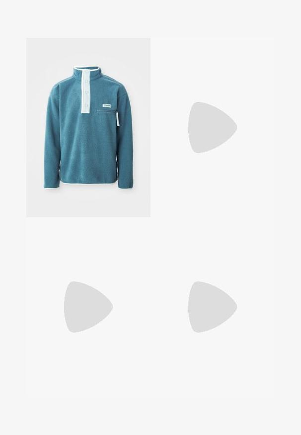 Teal fleece pullover met een hoge kraag, een vierknopenfront en een ritszak op de borst. Heeft een witte bies langs de kraag en mouwen.; Witte katoenen t-shirt met korte mouwen en ronde hals, voorzien van een klein gouden logo op de linkerkant van de borst. Zachte textuur en een normale pasvorm.; Heathergrijze tapered sweatpants met elastische tailleband, trekkoord, zijzakken, enkelsokken en een klein wit merkje op de rechterdij.; Witte en lichtgrijze sport sneaker met een bovenwerk van mesh en synthetisch materiaal, een gevoerde kraag, textuuraccenten en een dikke rubberen zool.
