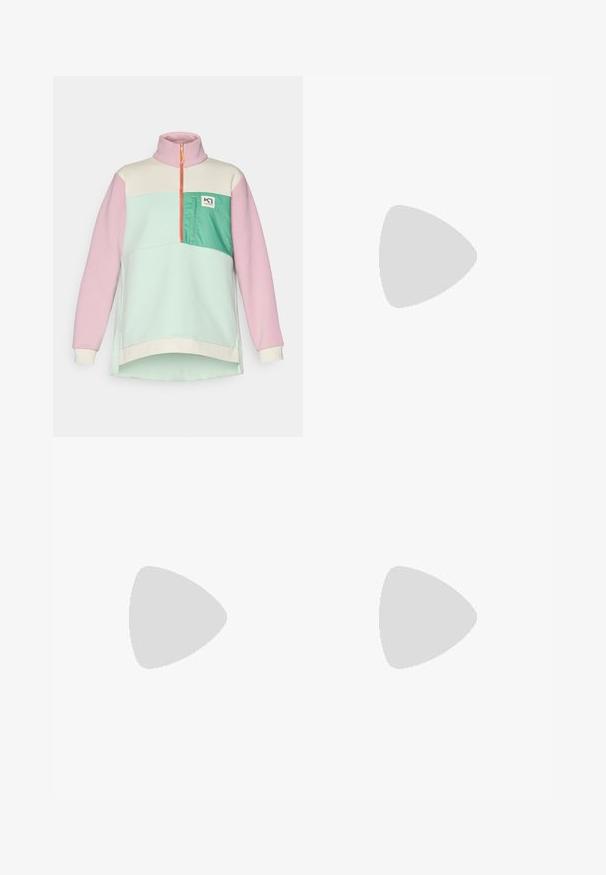 Sweatshirt pulover colorat în blocuri, în nuanțe de roz pastel, verde mentă și crem. Dispune de un guler cu fermoar și o buzunar frontal cu detaliu logo.; Șorturi verde deschis din material moale, cu un brâu neted și un mic logo negru pe partea inferioară. Design simplu și funcțional.; Pantof sportiv gri deschis cu accente bej, realizat din material sintetic. Dispune de o talpă robustă, design cu șireturi și brand pe lateral.; Geantă neagră din nailon tip crossbody, cu curea ajustabilă, având închidere cu șnur și detaliu de logo embosat. Pur tată deasupra unei tricouri gri.