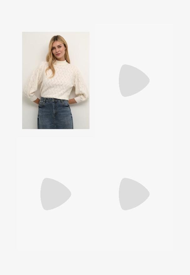 Cremfarbener gestrickter Pullover mit hohem Kragen und voluminösen Ärmeln, der ein strukturiertes Muster aufweist. Kombiniert mit einem Jeansrock.; Weiße, weit geschnittene Hose aus weichem Stoff. Mit einem elastischen Bund und einem Kordelzug sowie einer glatten Oberfläche. Keine sichtbaren Muster oder Hardware.; Weiße High-Heel-Sandale mit einem klobigen Absatz, die über ein Riemchendesign und ein Knöchelband verfügt. Glatte Textur mit einer Plattform vorne für zusätzliche Höhe.; Gelbe Kunstleder-Handtasche im Krokodil-Look mit strukturiertem Design, Obergriff, abnehmbarem Kettenriemen und dekorativer Kristallverzierung am Verschluss.