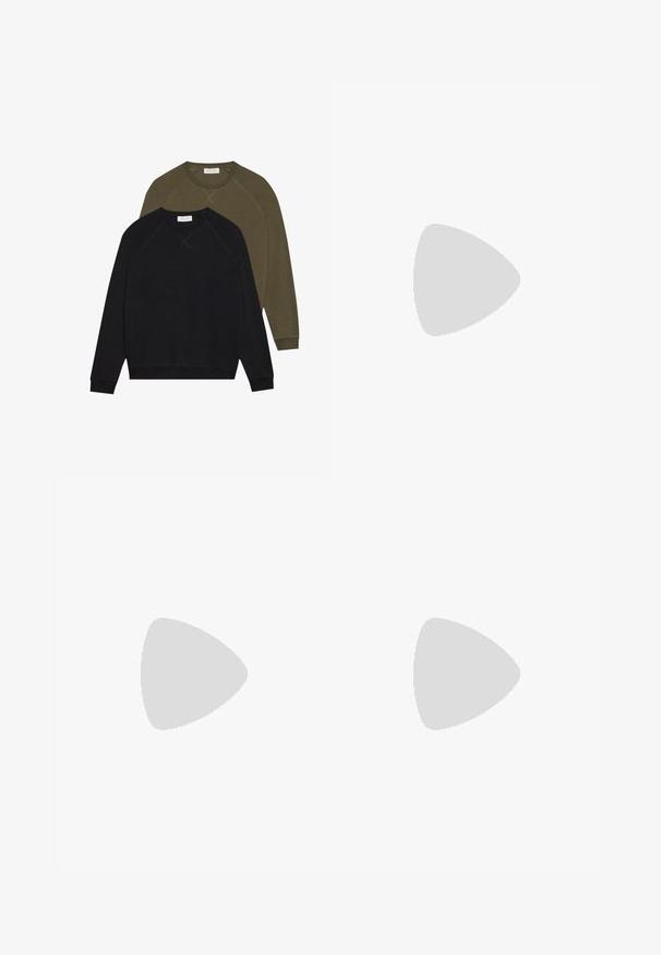 To crewneck gensere, en svart og en olivengrønn, med raglanermer og synlig søm. Myk stofftekstur, uten mønstre.; Hvit bomulls t-skjorte med korte ermer, rund hals og avslappet passform. Glatt tekstur og uten synlige mønstre eller detaljer.; Høyt liv, løstsittende jeans i falmet svart denim. Har fem lommer, beltehemper og et rent, rett ben-design.; Grå og hvite sneakers med overdel i semsket skinn og lær, rund tå, flate lisser, og gummisåle med gummibelegg.