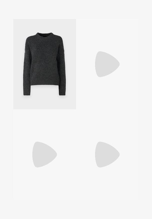 Pieces PCNEMESIO O-NECK - Pulover - dark grey; Črne, širokoglede hlače iz umetnega usnja. Imajo visok pas, zanke za pas, dva sprednja žepa in šivano detajliranje.; Črne gležnjarje iz gladke kože z božnim zadrgo, masivnim teksturiranim peto in zaobljeno obliko prstov.; Črna usnjena torba s svilnato teksturo, pravokotne oblike in dvema dolgima ročajema. Brez vidnih metalnih delov ali okrasnih elementov.