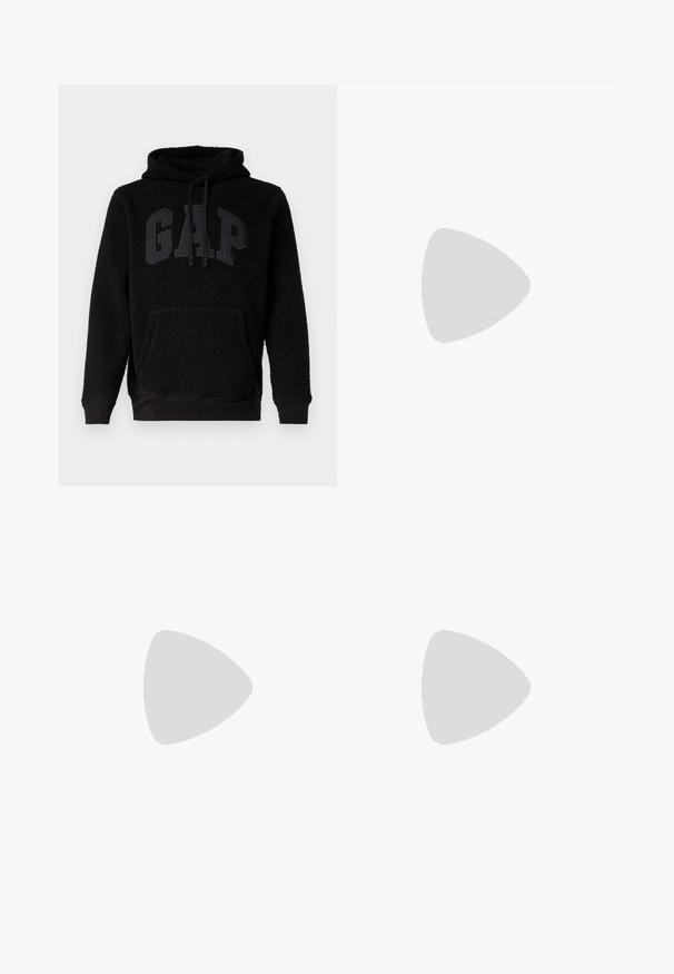GAP LOGO HOOD - Hættetrøje - black; Mørkeblå denimjeans med lige ben-design. Har synlige syninger, en knaplukning og frontfoldninger for ekstra detalje.; Sort lædersneaker med hvide striber, tekstureret gummisål og snørrebånd foran. Har et brandet mærke på tungen.; Sort læder crossover taske med lynlåslukning, præget logo på fronten og justerbar rem. Glat tekstur med rektangulær form.