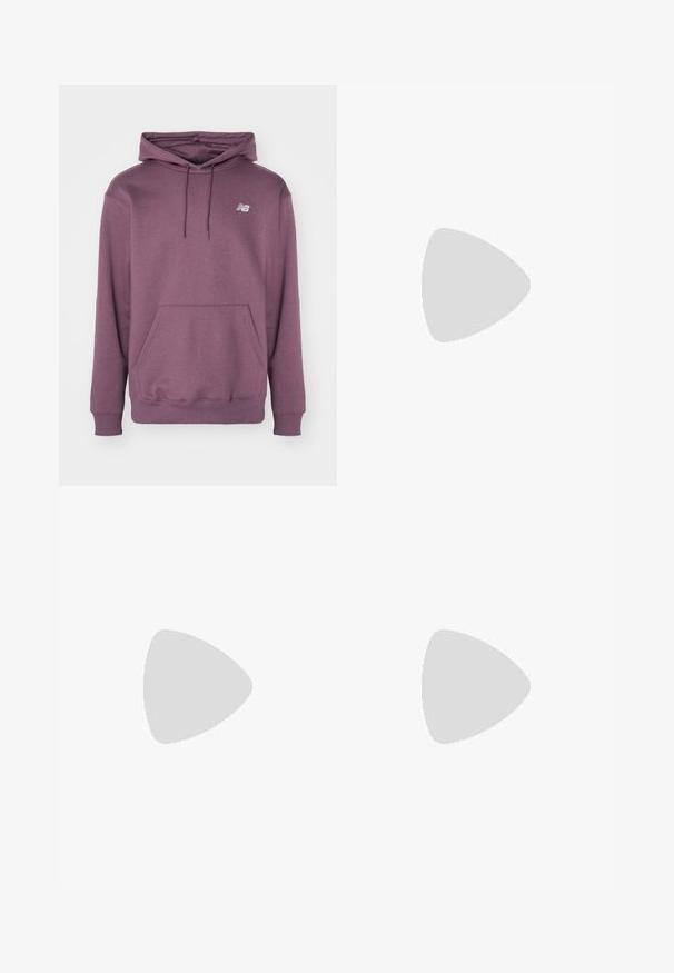 Felpa viola realizzata in morbido tessuto, con tasca a marsupio, cappuccio con cordoncino, polsini a coste e un piccolo logo sul petto.; Pantaloni in denim blu chiaro con vestibilità rilassata, dotati di due pannelli in tessuto distinti, chiusura frontale con bottone e gamba ampia.; Sneakers alte in tela beige con striscia rossa, suola in gomma bianca e occhielli metallici, con l'iconico logo a stella sul lato.; Marsupio nero in nylon con chiusura zip, caratterizzato da un grande logo Nike bianco. Texture liscia e design ergonomico per un'indossabilità confortevole.