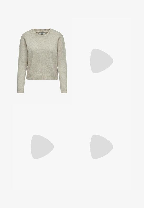 Jasno beżowy sweter damski wykonany z miękkiej dzianiny, z okrągłym dekoltem oraz prążkowanymi mankietami i dołem. Klasyczny, prosty krój.; Czarne dżinsowe spodnie o szerokich nogawkach i wysokim stanie, z przednimi i tylnymi kieszeniami, przeszyciami oraz zapięciem na guziki. Gładka struktura.; Brązowe skórzane wysokie buty do kolan z okrągłym noskiem, teksturowaną powierzchnią i niskim piętrem o warstwowej budowie. Posiadają boczną wstawkę oraz pętelkę na górze.; Czarna torba na ramię wykonana z gładkiej skóry, z zaokrąglonym, otwartym topem i dwoma paskami na ramię oraz minimalistycznym designem.