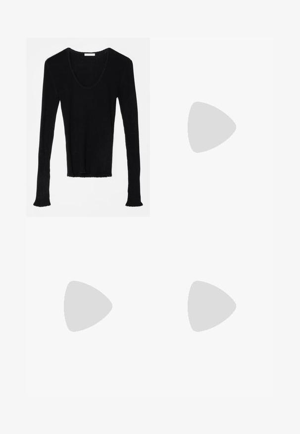 By Malene Birger RINAH - Jersey de punto - black; Pantalones de pierna ancha en tela gris medio, con frente plano, corte recto y líneas limpias. Sin bolsillos visibles ni detalles de hardware.; Sandalia negra con suela plana, correas anchas y una correa trasera ajustable, hecha de material sintético suave con un diseño minimalista.; Bolso tote negro con un patrón geométrico, que cuenta con dos asas negras y una pequeña etiqueta. Combinado con una falda beige texturada y sandalias negras.