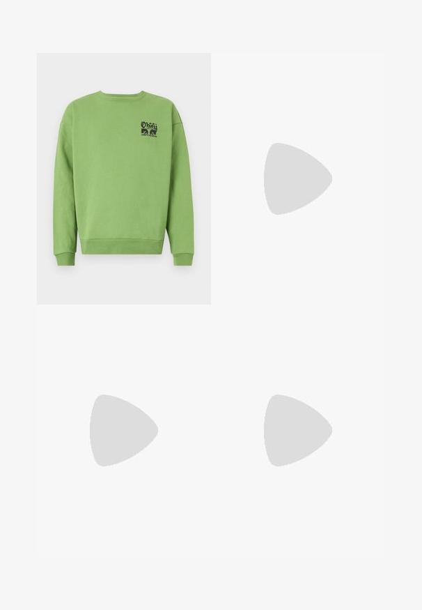 Sudadera verde con cuello redondo, mangas largas, puños acanalados y un estampado gráfico en negro en el lado izquierdo del pecho. Tejido suave y texturizado.; Pack de dos camisetas: una negra y una blanca. Ambas presentan mangas cortas y un logo circular en el pecho en un color contrastante. Material de algodón.; Pantalones cargo en verde oliva, fabricados en algodón, con un diseño de pierna ancha, pliegues y bolsillos laterales para mayor utilidad.; Zapatillas de lona beige de caña alta con franja roja, suela de goma blanca y ojales de metal, con el icónico logo de estrella en el lateral.