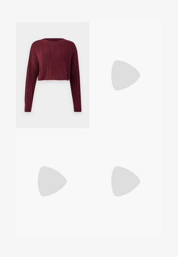 Pulover scurt, burgundy, cu model din tricot cu cabluri, mâneci lungi și guler și manșete cu benzi, prezentând un material texturat.; Shorts negri din piele sintetică, cu talie înaltă, cu bucle pentru curea, pliuri frontale și închidere cu fermoar ascuns, eticheta "ONLY" în interiorul taliei.; Pantofii negri cu vârful ascuțit au un design din panouri de plasă, având un toc mic și șireturi în față. Sunt confecționați dintr-o combinație de piele și material din plasă.; Crop top griș cu dungi și fustă verde măsliniu cu talie înaltă. Modelul ține o geantă albă de umăr cu detalii tăiate. Design simplu, siluetă ajustată.