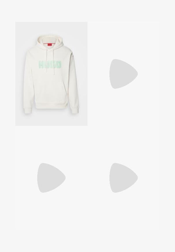Felpa crema realizzata in morbido cotone, con tasca frontale e logo "HUGO" verde chiaro. Presenta un cappuccio con coulisse e polsini a coste.; T-shirt bianco in cotone con maniche corte, scollo rotondo e logo nero "HUGO" sul petto. Tessuto liscio, vestibilità casual, senza fantasie.; Jeans in denim blu con vita alta, design a gamba dritta e leggera sbiaditura. Presentano il classico stile a cinque tasche e chiusura con zip.; Mocassini in pelle nera con punta arrotondata, dettaglio della fascia frontale e suola in gomma bassa. Presentano cuciture sottili e un'apertura sul tallone.