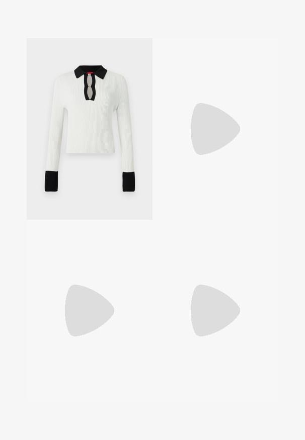 Haut en tricot blanc à côtes avec un col et des poignets noirs, présentant un détail de décolleté en trou de serrure. Manches longues et coupe ajustée.; Pantalons noirs plissés avec une coupe droite, fabriqués dans un tissu lisse. Comprend une taille haute et des poches latérales invisibles.; Bottine en cuir noir avec un bout pointu, un talon moyen fin et un détail de boucle en argent sur le côté, se détachant sur un fond uni.; Sac à main en cuir noir, de forme triangulaire, avec une sangle fine et des accessoires en métal argenté. Il dispose d'une fermeture zippée et d'un logo embossé à l'avant.