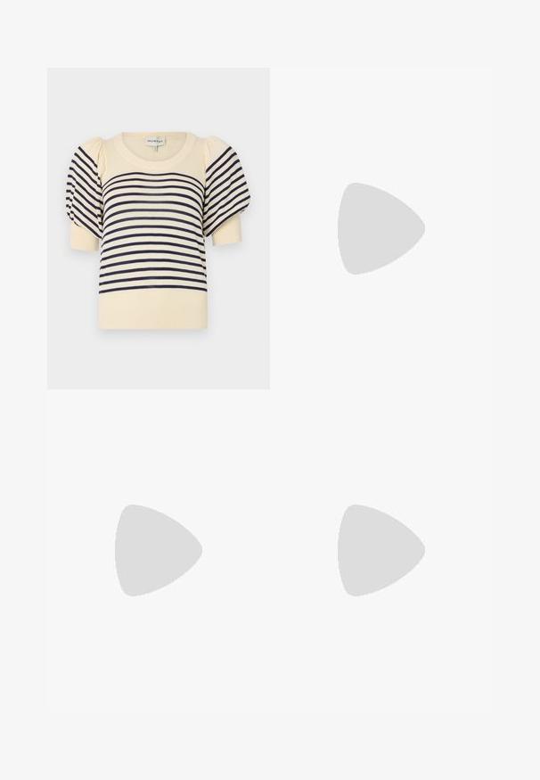 Maglione crema con strisce orizzontali blu navy. Presenta maniche corte a sbuffo e un collo rotondo a coste. Materiale in maglia morbida.; Pantaloni bianchi a gamba larga realizzati in cotone con una texture liscia. Presentano un bottone anteriore, una zip e un design a quattro tasche.; Pump in suede blu Navy con punta affusolata e tacco blocco di media altezza. Texture liscia con una leggera lucentezza e un piccolo taglio sul davanti.; Borsa a tracolla in pelle marrone con un design strutturato, manico superiore, finiture dorate e un logo in evidenza sul davanti. Texture liscia.