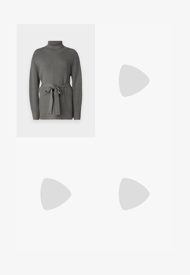 MSCH Copenhagen CHAMARI RACHELLE PULLOVER - Svetr - grey; Černé zvonové džíny vyrobené z denimu. Obsahují zapínání na knoflík, pět kapes a hladkou texturu. Zvonová noha začíná pod kolenem.; Stříbrná sandál s vysokým podpatkem a lesklým designem pásku, se zdobným akcentem připomínajícím perlu a spirálovým kotníkovým páskem pro bezpečné uchycení.; Černá kožená kabelka s křivkovým tvarem, odnímatelným popruhem a zlatými detaily. Kabelka má klopu s přezkou.