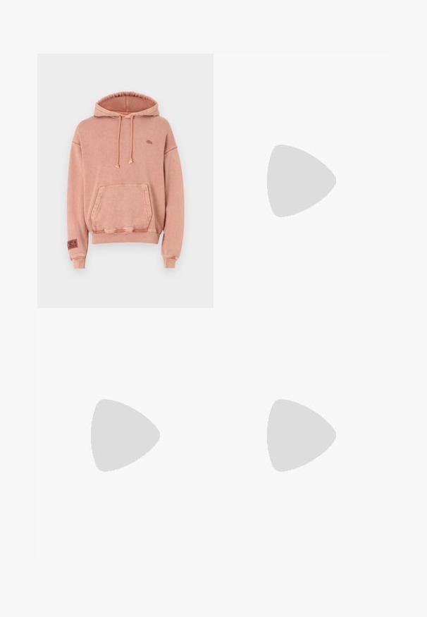 Sudadera de algodón rosa con un bolsillo canguro, capucha con cordones y puños acanalados. Presenta un pequeño logotipo sutil en el pecho.; Pantalones de chándal azul claro fabricados en un tejido suave, con un diseño ajustado, cinturilla elástica y dobladillos con puños. Logo pequeño en un lado.; Zapatillas Lacoste en gris oscuro con material de malla y sintético, que cuentan con una suela texturizada y detalles en marrón en el cuello y la marca.; Riñonera en estampado de tie-dye azul oscuro con cremallera en la parte superior, material texturizado y un detalle de logotipo prominente en la parte frontal.