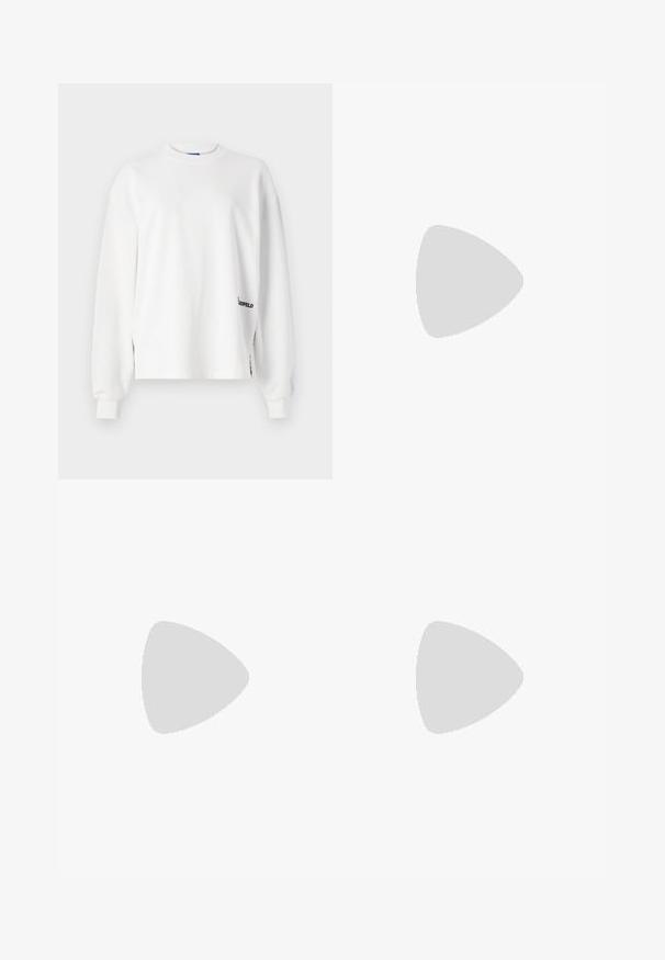 Karl Lagerfeld Jeans RELAXED  - Mikina - white; Černé a bílé zúžené kalhoty v slim fit střihu s kontrastními panely. Materiál má hladkou texturu; pas je plochý a upnutý.; Černé kožené lodičky na boku s špičatou špičkou, štíhlým podpatkem a dekorativní přezkou na nártu. Hladká textura a elegantní design.; Černo-bílá pruhovaná kabelka se strukturovaným tvarem, vybavená horní rukojetí, odnímatelným řetízkem a kovovým logem.