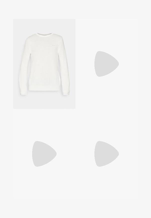 Suéter blanco de manga larga con cuello redondo. Textura de punto y sutil marca en el pecho. Bajo y puños acanalados para un ajuste ceñido.; Camisa de botón de manga larga blanca hecha de algodón. Presenta un cuello puntiagudo y un pequeño logo rojo de Levi's en el pecho izquierdo. Textura suave.; Jeans de mezclilla azul oscuro con corte recto, que cuentan con cremallera, botones metálicos y acentos de remaches de cobre. Textura suave, sin patrones visibles.; Zapatillas blancas con textura perforada en la puntera, parte superior de cuero suave, suela beige y un logotipo sutil en el talón.