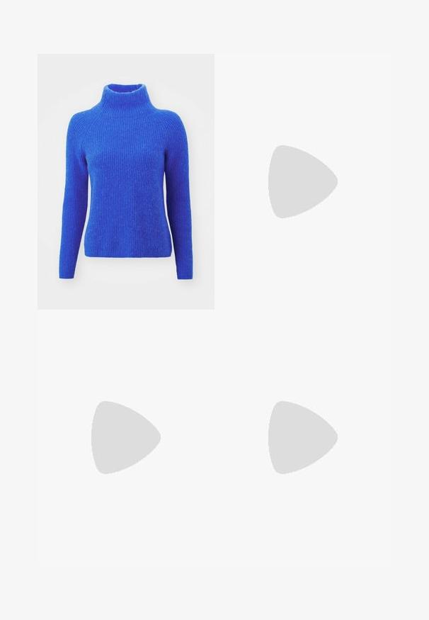 BOSS FALODAN - Pulover - bright blue; Bela bombažna majica s krojem na vratu, kratkimi rokavi, ravnim krojem in gladko teksturo. Brez vzorcev ali okrasnih elementov.; Modre kavbojkaste hlače ravne kroja z visokim pasom, petimi žepi in gumbom za zapiranje. Opazno šivanje in zakovice v bakreni barvi.; Bela sneakerja z zamšastimi detajli, teksturiranimi vezalkami in gumijastim podplatom. V kombinaciji s širokimi svetloplavimi hlačami. Logotip prikazan na strani.