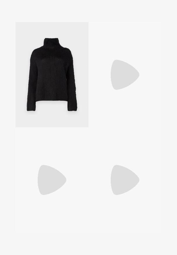 MSCH Copenhagen ANNALISA  - Strikkegenser - black; Sorte flagrende bukser laget av glatt stoff, med en tettsittende midje, front sømdetaljer og en lett flare som begynner fra kneet.; Sorte semskede hælede sandaler med en tynd ankelrem, åbent tådesign og en beskeden blokhæl. Glat tekstur og minimale accenter.; Svart skinn skulderveske med glatt tekstur, buet form, justerbar stropp og glidelås. Minimalistisk design uten dekorasjoner.