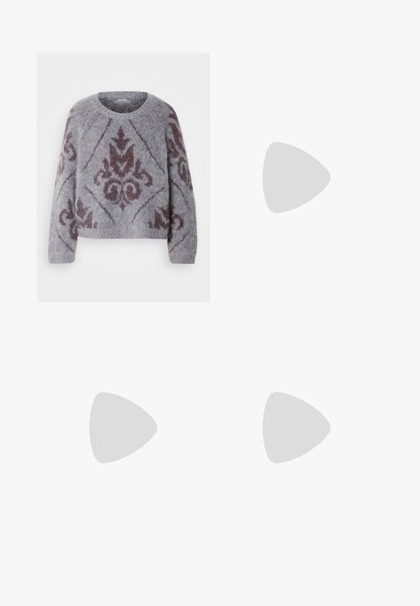 Grauer Strickpullover mit einem Rautenmuster in Burgunderrot. Verfügt über einen runden Halsausschnitt und lange Ärmel, gefertigt aus einem weichen, strukturierten Material.; Olivegrüner Minirock aus Kunstleder mit diagonaler Wickeloptik, glatter Textur und sauberer Naht entlang der Kanten.; Braune Leder-Cowboy-Stiefel mit spitzem Zehenbereich, bestickten Wirbelmustern am Schaft und einem gestapelten Blockabsatz. Verfügt über einen Ziehriemen für das einfache Anziehen.; Goldene Creolen mit einer strukturierten, unregelmäßigen Form. Sie verfügen über einen nahtlosen Verschluss und eine polierte Oberflächenbehandlung, die ein modernes Design betont.