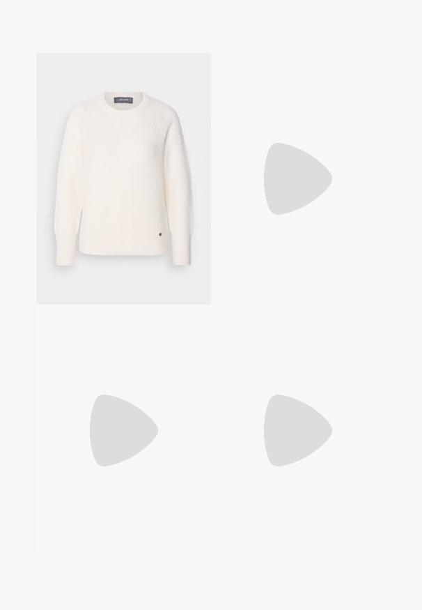 Mos Mosh TAMMY THORA - Trui - ecru; Zwarte op maat gemaakte broek met een recht model, voorzien van een soepele textuur en scherpe plooien aan de voorkant. Geen zichtbare hardware.; Beige blockhak sandalen met dunne bandjes en een vierkante neus. Glad materiaal met minimale details, ontworpen voor eenvoudig dragen.; Zwarte leren handtas met een gestructureerd ontwerp, featuring een verkorte vorm, bovenhandvat en gouden hardwareaccent. Inclusief verstelbare schouderband.
