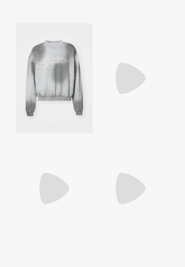 Lichtgrijze cropped sweatshirts met een gestructureerde afwerking, ronde halslijn en geribbelde cuffs. Voorzien van een subtiele tonale logo op de voorkant.; Grijze katoenen loungebroeken met een elastische tailleband, trekkoord en twee zijzakken; rechte pijpen, zachte textuur, zonder patronen.; Tan suède enkelboot met zwart gevoerd kraagje, gouden metalen oogjes, witte stikdetails en een robuuste rubberen zool met uitgesproken profiel.; Zonnebril met een slank, lichtgrijs kunststof frame, wikkelontwerp, donkere lenzen en een gladde textuur. Beschikken over minimale branding aan de zijkant.