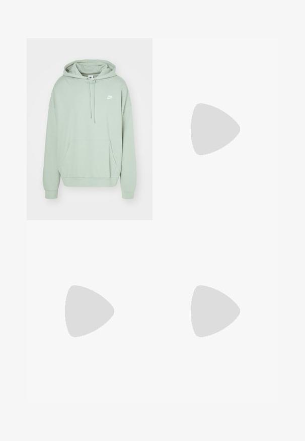 Nike Sportswear CLUB OVERSIZED - Džemperis ar kapuci - jade horizon/white; Balts garām piedurknēm T-krekls, izgatavots no kokvilnas. Tam ir klasiskā apaļā kakla izgriezums un pazeminātas plecu šuves, ar gludu, vienkāršu tekstūru.; Brūnas kokvilnas bikses ar taisnu piegriezumu, ar pogu aizdari un sānu kabatām. Gluda tekstūra ar vienmērīgu krāsu visā virsmā.; Melna zamša klompes ar regulējamu siksnu, kurām ir bieza melna gumijas zole un kontrastējoša dzeltena šuve gar malu.