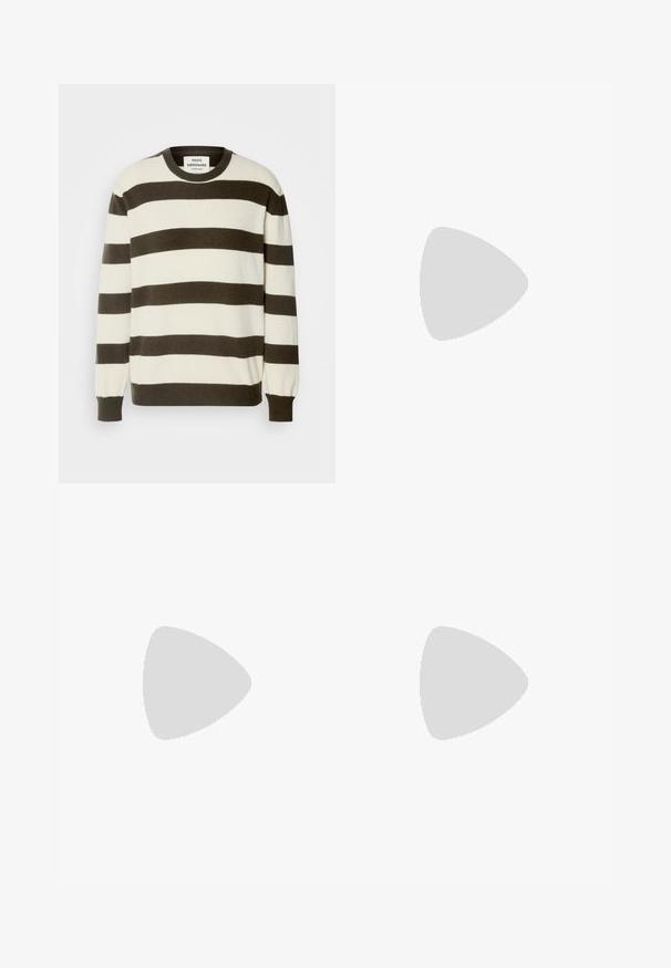 Pulover tricotat de culoare crem, cu dungi orizontale maron închis. Caracteristici: decolteu rotund și manșete cu bordură. Textură moale, croi obișnuit.; Pantaloni negri croiți, cu un design drept, având sistem de închidere cu nasture și centură, confecționați dintr-un material neted.; Fustă maxi din in negru cu o fanta înaltă, purtată cu un tricou negru și cizmulițe negre până la gleznă. Design minimalistic cu o croială lejeră.; Geantă oversized din piele neagră, cu două mânere lungi, de textură netedă și formă structurată. Are un buzunar frontal pentru stocare suplimentară.