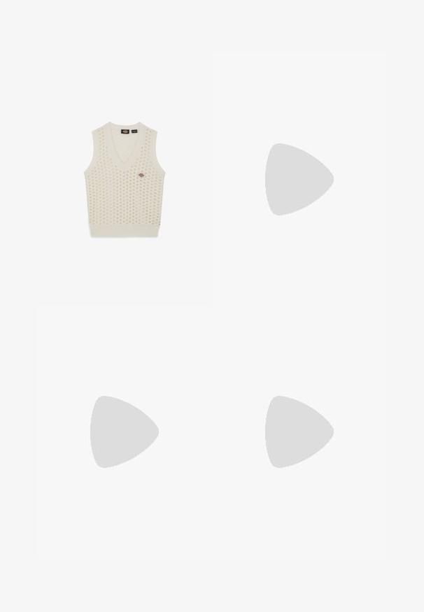 Gilet lavorato a maglia senza maniche di colore crema con scollo a V, caratterizzato da un motivo testurizzato di punti in rilievo e un piccolo logo applicato.; Due magliette aderenti a maniche corte: una nera e una off-white. Entrambe presentano uno scollo quadrato e una texture a coste, con una finitura liscia.; Jeans azzurri a gamba larga in denim, con vita media, cinque tasche e chiusura con bottone accompagnata da un sottile accento metallico.; Sneaker alta in tela bianca con suola in gomma nera, punta in gomma frontale e sei asole per i lacci, caratterizzata da un design pulito e minimalista.
