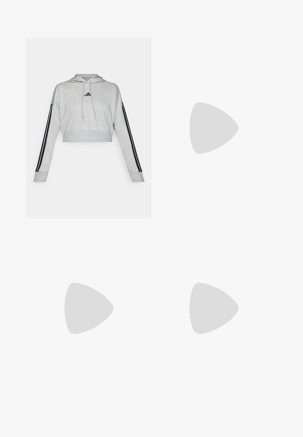 Hoodie cinzento curto, feito de material suave, com riscas pretas ao longo das mangas e um pequeno logotipo preto no peito.; Top de treino cropped de manga longa preto feito de tecido suave. Apresenta um logo branco no peito e detalhes em riscas nas mangas.; Leggings atléticos pretos feitos de tecido elástico, com uma cintura alta e um logo branco da marca no quadril esquerdo.; Sapatos de treino pretos com riscas brancas, parte superior em malha texturizada e sola branca. Usados com leggings cor-de-rosa, destacando roupa de treino.