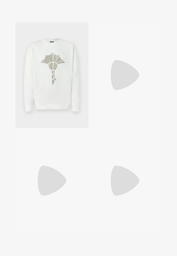 Felpa bianca con un design centrato a guscio testurizzato in oro e argento metallizzato; presenta un colletto rotondo e polsini a coste.; Camicia bianca in cotone a maniche lunghe con scollatura rotonda, spacchi laterali in fondo e una texture liscia, mostrata da dietro.; Jeans in denim blu chiaro con design a gamba dritta, cinque tasche, chiusura con bottone, leggero sbiadimento e dettagli di cucitura a contrasto.; Sneaker bianco con tomaia in pelle liscia e profilo basso. Presenta una punta arrotondata, sei occhielli e una suola in gomma testurizzata.