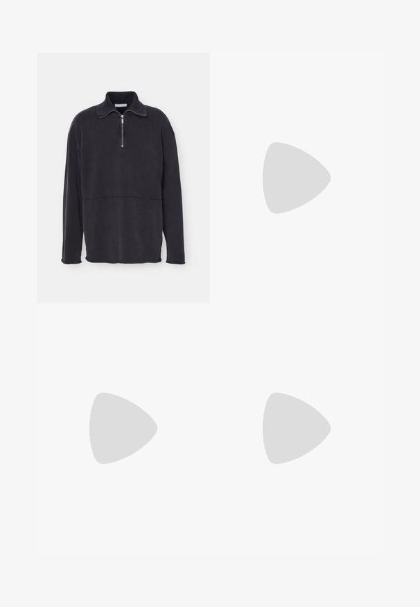 Pulover gri închis cu guler cu fermoar, design oversized, țesătură texturată și detaliu de cusătură pe piept. Mâneci lungi, croială relaxată.; Top din bumbac alb fără mâneci, cu un decolteu rotund, având o textură netedă și o formă ajustată, conceput pentru purtarea casual.; Jeans de denim bleu închis cu o croială slim, având zone uzate pe coapse și genunchi, cinci buzunare și închidere cu un buton din metal.; Pantofi din piele maro, cu șiret, având un finisaj lucios, talpă din cauciuc negru și o cusătură subtilă. Purtați cu pantaloni maro cu dungi.