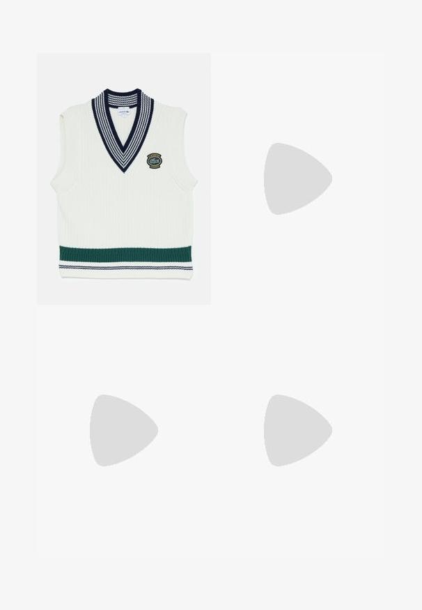Lacoste TENNIS HERITAGE SLEEVELESS - Pullover - lapland/navy blue/green; T-shirt en coton blanc avec un logo de crocodile bleu et le texte "LACOSTE", manches courtes, coupe décontractée et texture douce.; Pantalons de sport blancs avec des panneaux latéraux vert foncé. Tissu léger, taille élastique et ourlets côtelés. Présente une texture en maille sur les panneaux latéraux.; Baskets blanches avec une texture lisse, présentant un accent vert au talon et un petit logo de crocodile brodé sur le côté.
