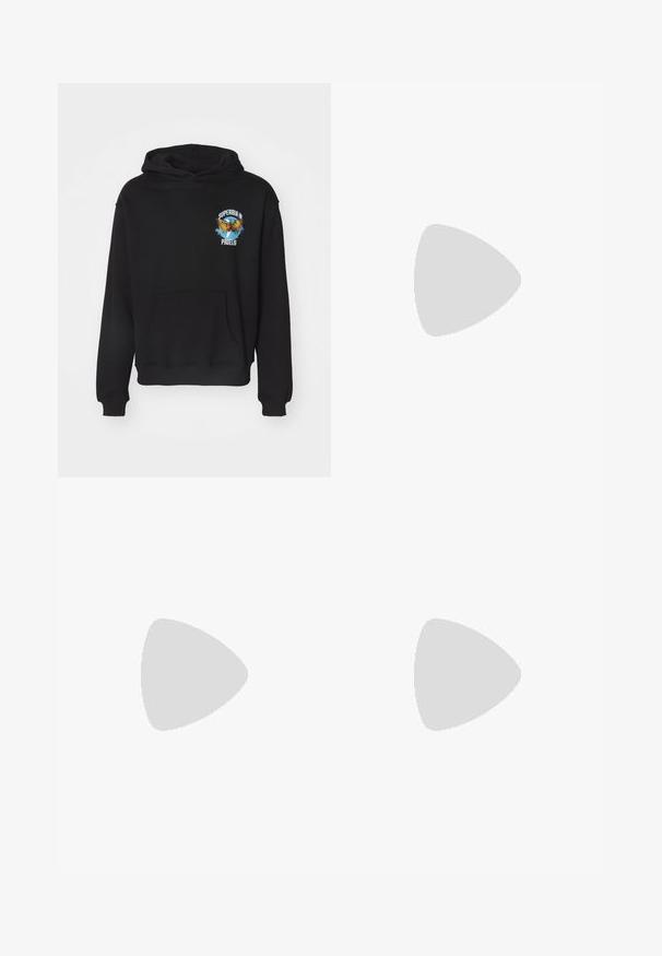 Felpa con cappuccio nera realizzata in misto cotone. Presenta una tasca frontale e una grafica decorativa di un'aquila con testo sul petto.; Jeans in denim azzurro chiaro con design a gamba dritta, caratterizzati da una vita media, cinque tasche e chiusura con bottone e zip.; Scarpa sportiva grigia con tomaia in mesh e suede, dettagli bianchi, suola ammortizzata e un design distintivo con elementi riflettenti.; Collana in metallo argentato a tre strati caratterizzata da catene sottili e flessibili con una leggera lucentezza, fissata con un gancio a molla e una catena regolabile.