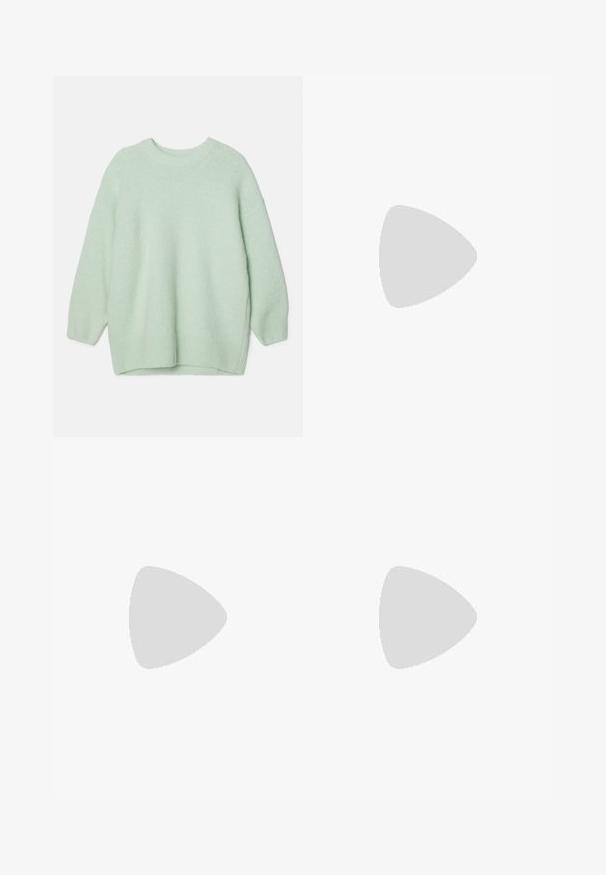 Hellgrüner, übergroßer Pullover aus weichem Strickmaterial. Verfügt über einen runden Halsausschnitt, lange Ärmel und einen gerippten Saum mit seitlichen Schlitzen.; Beige weite Hose aus Baumwollmischgewebe mit Knopfverschluss, seitlichen Taschen und einer glatten Textur mit dezentem Glanz.; Schwarze Leder-Mary-Jane-Ballenflats mit runder Zehenform, ausgestattet mit silbernen runden Nieten und einem verstellbaren Riemen mit Schnalle.; Schwarze Ledertasche mit geschwungener Form, kreisförmigem oberen Griff und silbernem Logo-Detail. Glatte Textur und auffälliges Ausschnittdesign.