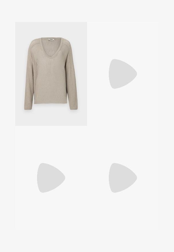 Beiger, gestrickter Pullover mit V-Ausschnitt, langen Ärmeln und lockerer Passform; verfügt über ein strukturiertes Muster und seitliche Schlitze am Saum.; Faltenrock aus Weiß mit einem schwarzen elastischen Bund, der das "LACOSTE"-Logo trägt. Mittellanges Design mit weicher Textur.; Weiße Leder-Sneaker mit einer dicken weißen Sohle, schwarzem Wildlederakzent an der Ferse und geprägtem Logo an der Seite. Schnürdesign mit sechs Ösen.; Schwarze übergroße Sonnenbrille mit geometrischer Form, ausgestattet mit dunklen Gläsern und einem kontrastierenden grauen Detail im Rahmen. Logo am Bügel.