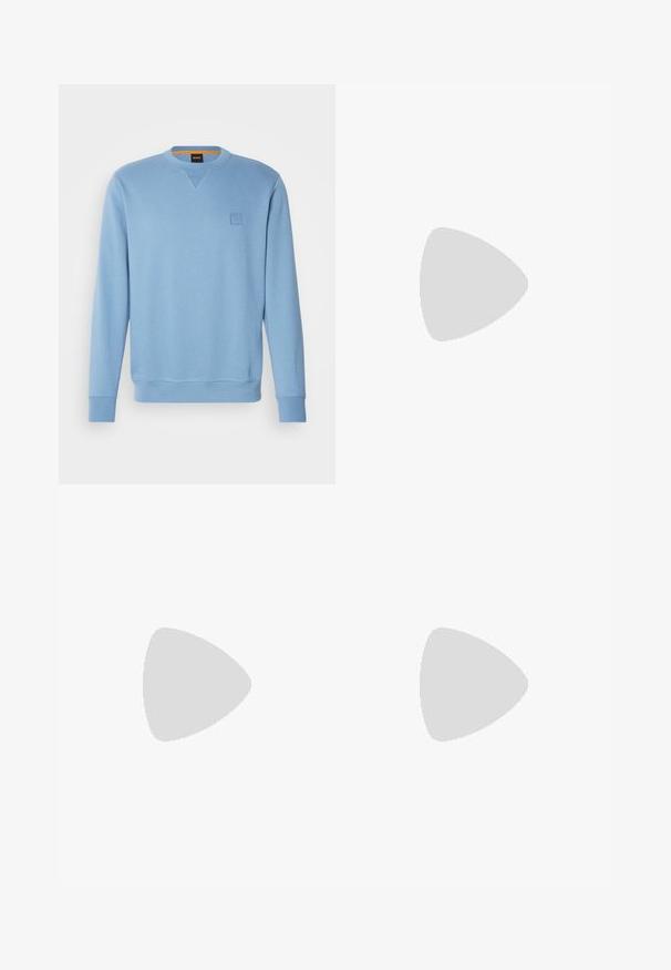 Sudadera azul claro con escote redondo, puños y dobladillo acanalados, que presenta un pequeño parche de logo en relieve en el pecho izquierdo. Textura suave.; Pantalones ajustados negros confeccionados en una tela suave. Presentan una cremallera frontal, dos bolsillos laterales y perneras rectas. Diseño minimalista sin patrones.; Zapatilla de cuero blanca con acentos de ante beige, con puntera redonda, cierre de cordones en la parte delantera y suela de goma marrón, que muestra el nombre de la marca "BOSS."; Bolsa de viaje de cuero marrón con cierre de cremallera, doble asa, correa de hombro ajustable y patrones de textura visibles en la superficie.